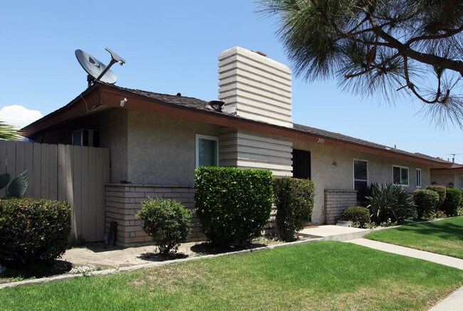 2115 E Almont Ave in Anaheim, CA - Building Photo - Building Photo