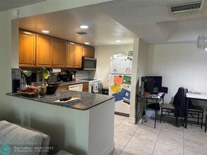 3740 Inverrary Dr in Lauderhill, FL - Foto de edificio - Building Photo