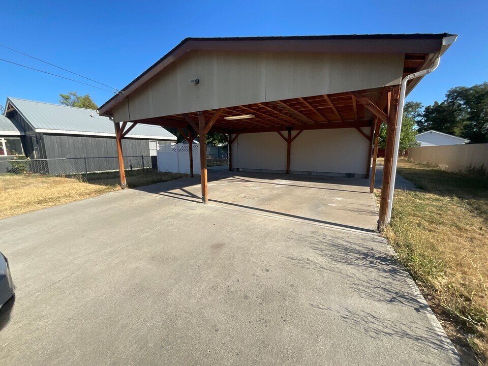1217 Y Ave in La Grande, OR - Building Photo