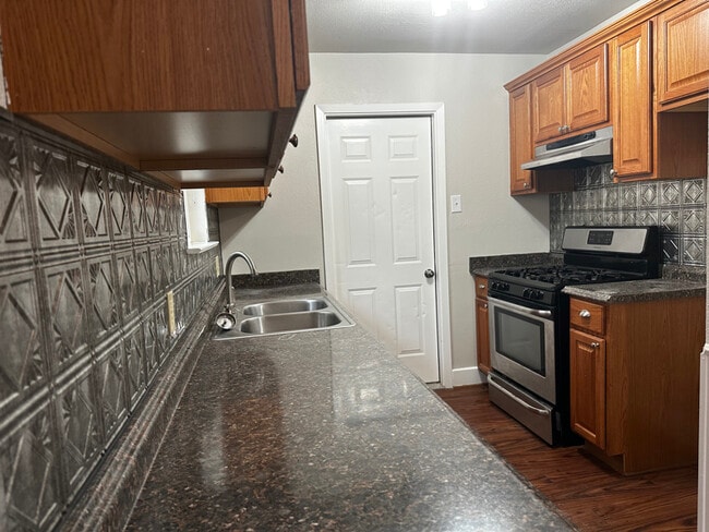 557 NW Newton Dr in Burleson, TX - Building Photo - Building Photo