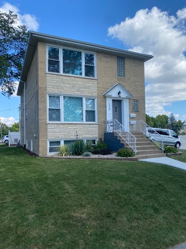 1323 W Cossitt Ave, Unit 2 in La Grange, IL - Foto de edificio - Building Photo
