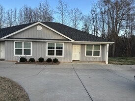 936 W Liberty St in York, SC - Building Photo