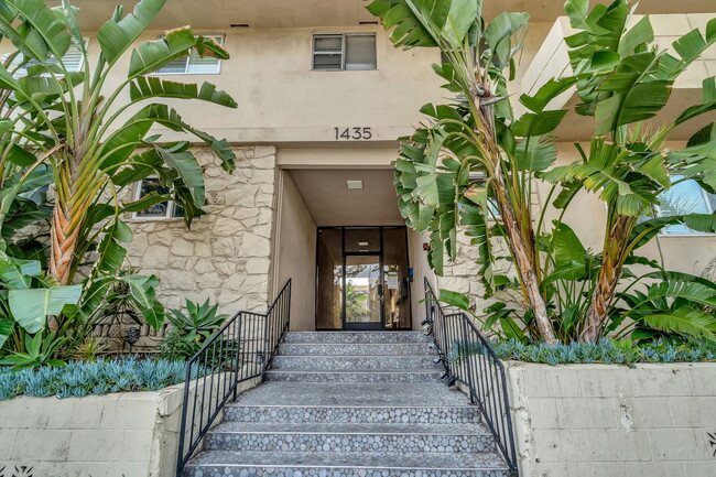 1435 N Fairfax Ave, Unit 5 in West Hollywood, CA - Building Photo - Building Photo