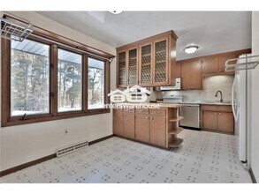 1241 Holly Dr E in Hugo, MN - Foto de edificio - Building Photo