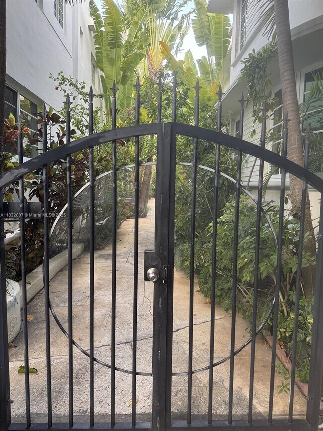 349 Meridian Ave in Miami Beach, FL - Building Photo - Building Photo