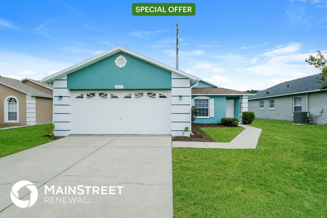 8437 National Dr in Port Richey, FL - Foto de edificio