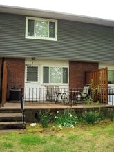 11 Camelot Dr in Bloomfield, CT - Building Photo - Building Photo