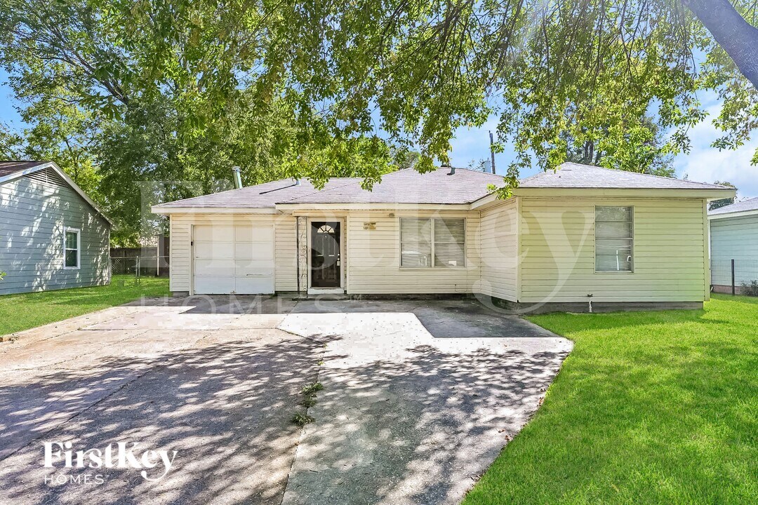 712 McCardell Dr in Channelview, TX - Foto de edificio