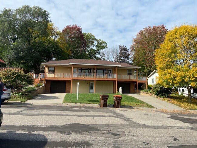 221 17th Ave N, Unit 221 in South St. Paul, MN - Foto de edificio - Building Photo