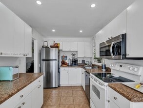 8401 Lagos De Campo Blvd in Tamarac, FL - Building Photo - Building Photo
