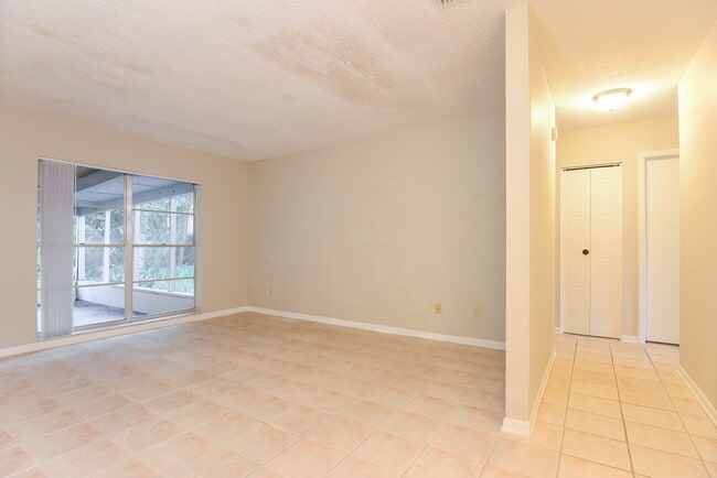 16536 Lake Dr in Tampa, FL - Foto de edificio - Building Photo