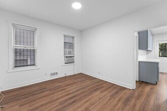 296 Pearsall Ave in Jersey City, NJ - Building Photo - Building Photo