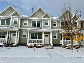 982 Lake Ridge Dr in Traverse City, MI - Building Photo