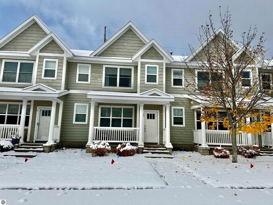 982 Lake Ridge Dr in Traverse City, MI - Building Photo