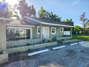 4011 Nelson Ave, Unit B in Sarasota, FL - Building Photo - Building Photo