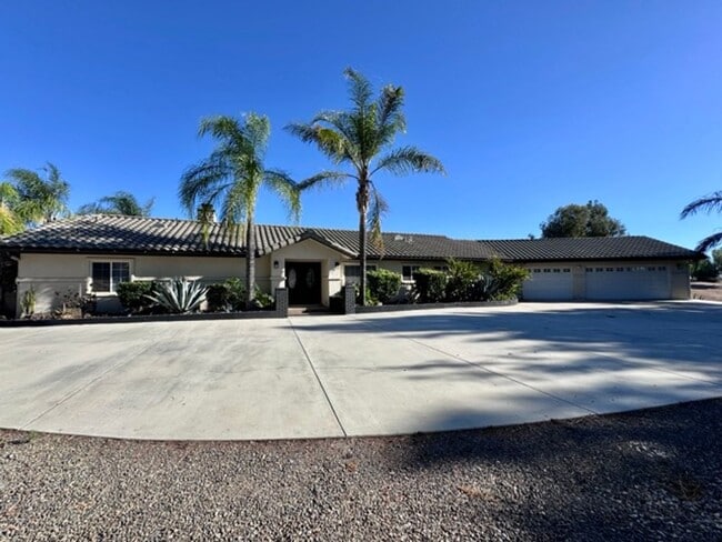 property at 36900 Vía Broza