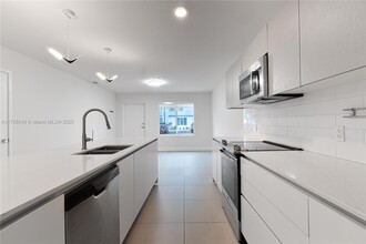 2555 NE 193rd St in Miami, FL - Building Photo - Building Photo
