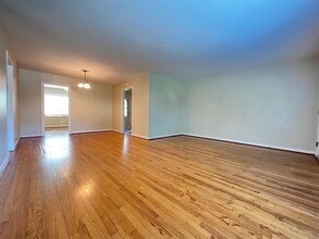 2247 Branard St in Houston, TX - Foto de edificio - Building Photo