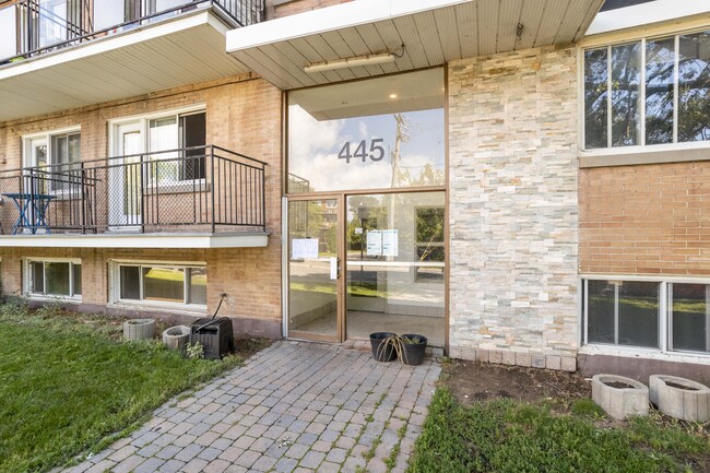 445 Lepage Av in Dorval, QC - Building Photo - Building Photo