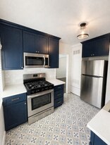 11437 Oxnard St in Los Angeles, CA - Building Photo