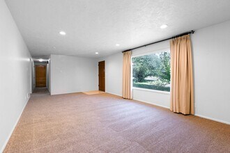 587 W Main St in Rexburg, ID - Building Photo - Building Photo
