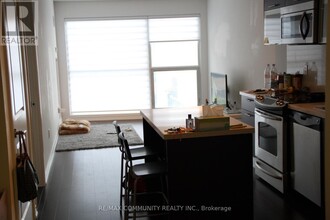386-386 Yonge St in Toronto, ON - Building Photo - Building Photo