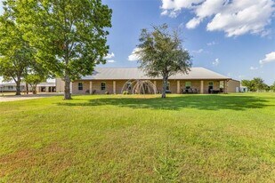 1590 Farm Rd 2352 in Sumner, TX - Building Photo