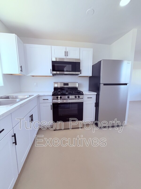 property at 814 N Alvernon Way