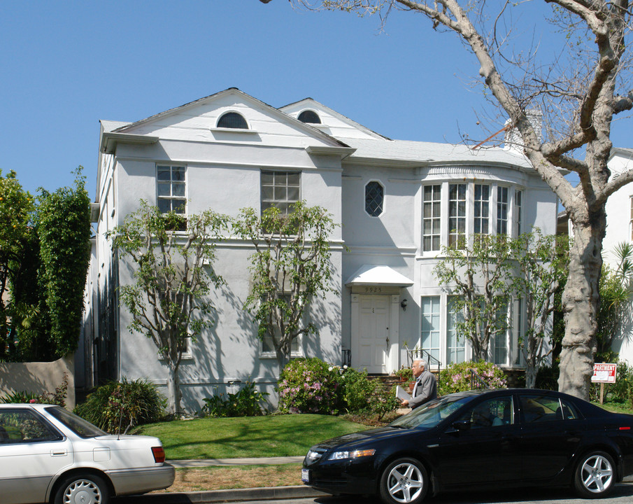 9925 Robbins Dr in Beverly Hills, CA - Building Photo