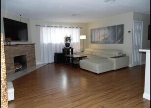 132 Shadow Ln in Las Vegas, NV - Foto de edificio - Building Photo