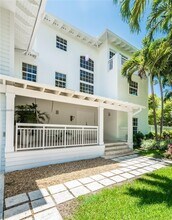 325 Pacific Rd in Key Biscayne, FL - Foto de edificio - Building Photo