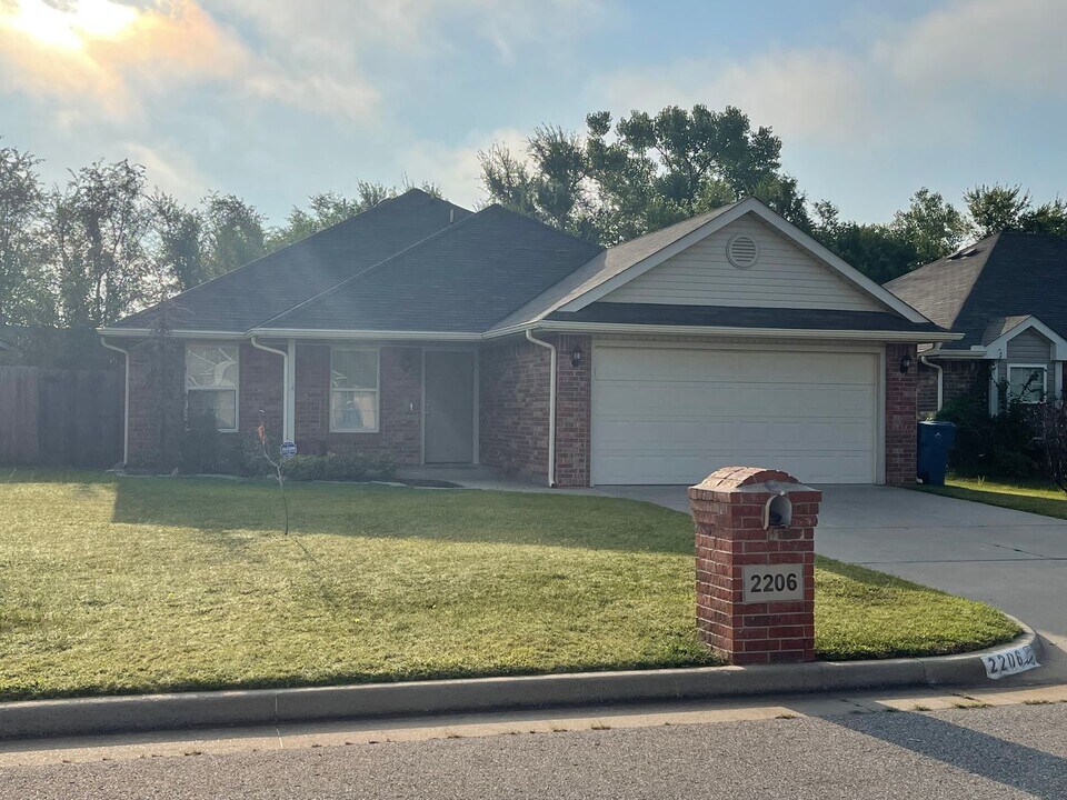 2206 Bradford Circle in Newcastle, OK - Building Photo
