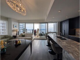 1500 Martin St in White Rock, BC - Building Photo