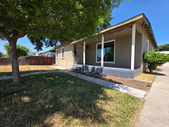 112 W Feemster Ave in Visalia, CA - Foto de edificio - Building Photo