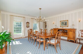 221 Wickapogue Rd in Southampton, NY - Foto de edificio - Building Photo