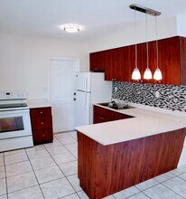 800 NE 7th St in Hallandale Beach, FL - Foto de edificio - Building Photo