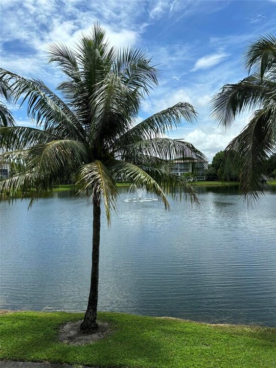 1905 Bermuda Cir, Unit J2 in Coconut Creek, FL - Foto de edificio