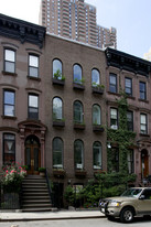 450 W 44th St in New York, NY - Building Photo