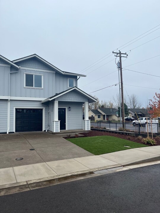 720 Periander Wy in Harrisburg, OR - Building Photo