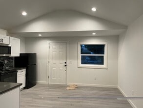 6647 N Astor St, Unit B in Portland, OR - Foto de edificio - Building Photo