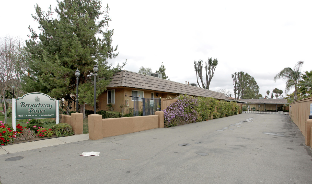 Broadway Pines in Escondido, CA - Foto de edificio