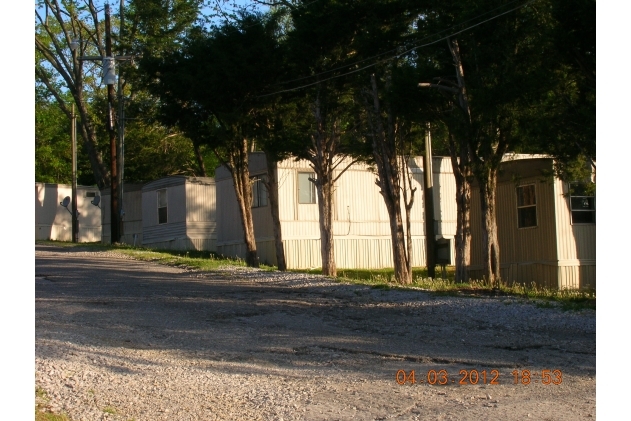 1105 E 1st St in Russellville, KY - Building Photo