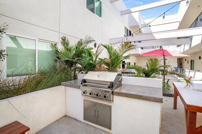 Oasis at the ROW in Los Angeles, CA - Foto de edificio - Building Photo