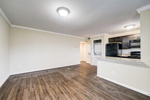 1600 W T C Jester Blvd in Houston, TX - Building Photo