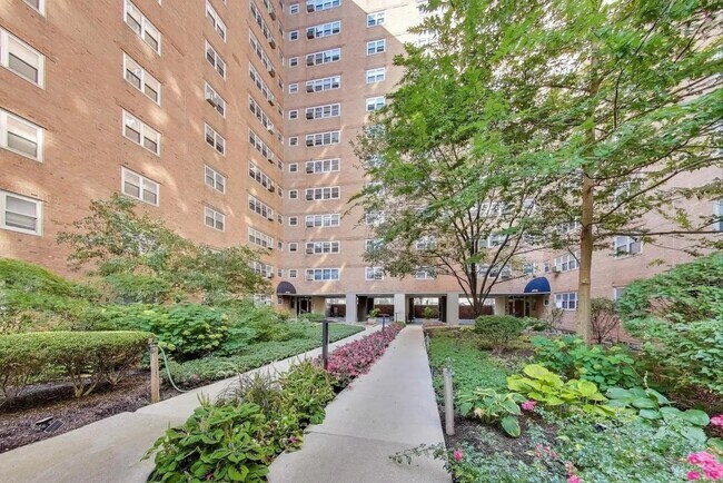 4970 N Marine Dr, Unit 229 in Chicago, IL - Building Photo - Building Photo