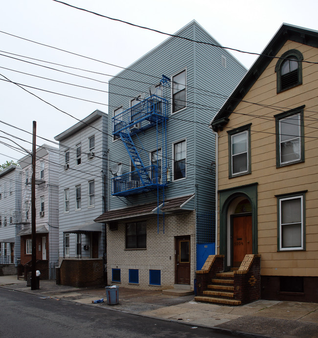 300 Oliver St in Newark, NJ - Foto de edificio - Building Photo