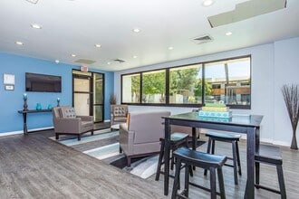 Palm Desert Apartments in Phoenix, AZ - Foto de edificio - Building Photo