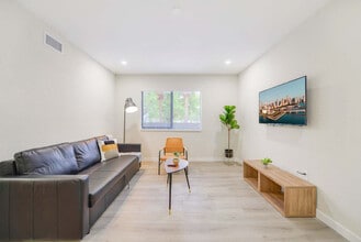 700 SW 11th Ave in Miami, FL - Foto de edificio - Building Photo