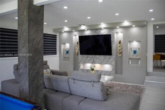 295 NE 150th St in Miami, FL - Foto de edificio - Building Photo