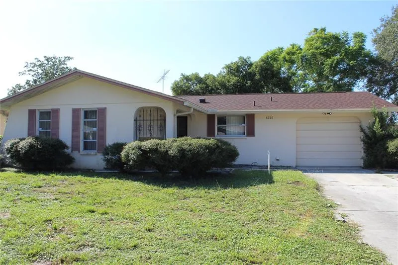 8226 Fox Hollow Dr in Port Richey, FL - Building Photo